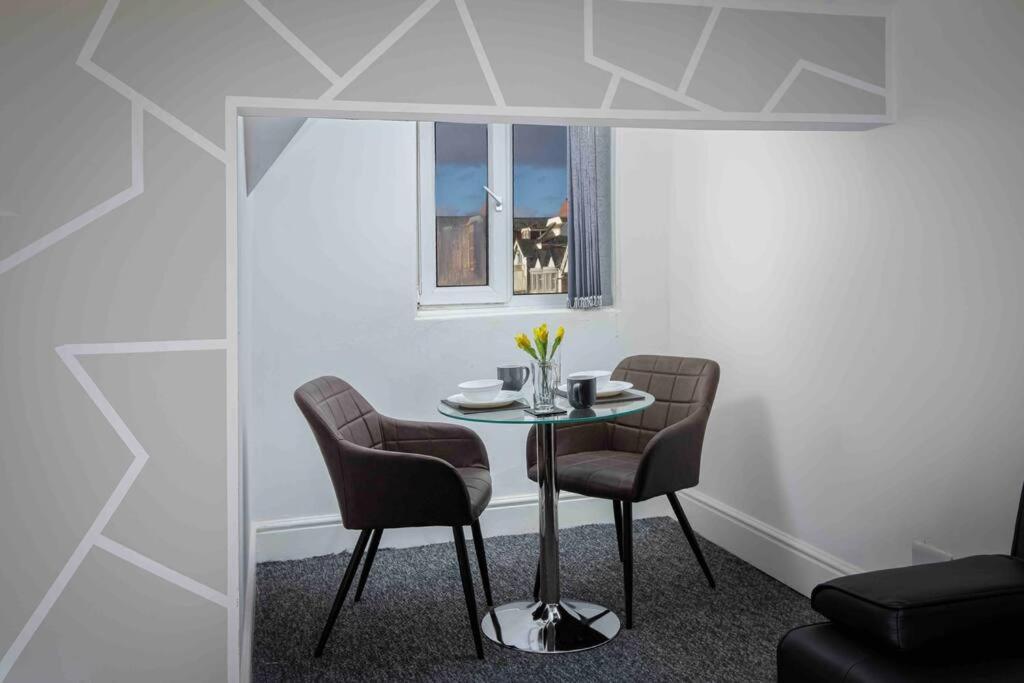 Beautiful 5 - Free Parking & Long Stays Apartment Blackpool
