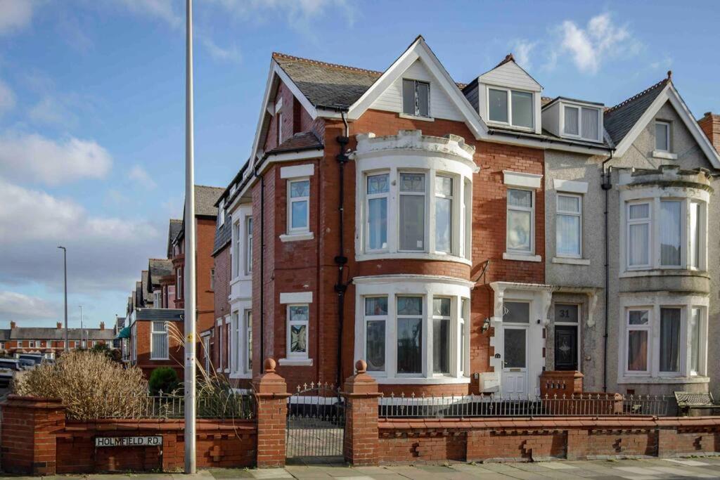 Beautiful 5 - Free Parking & Long Stays Apartment